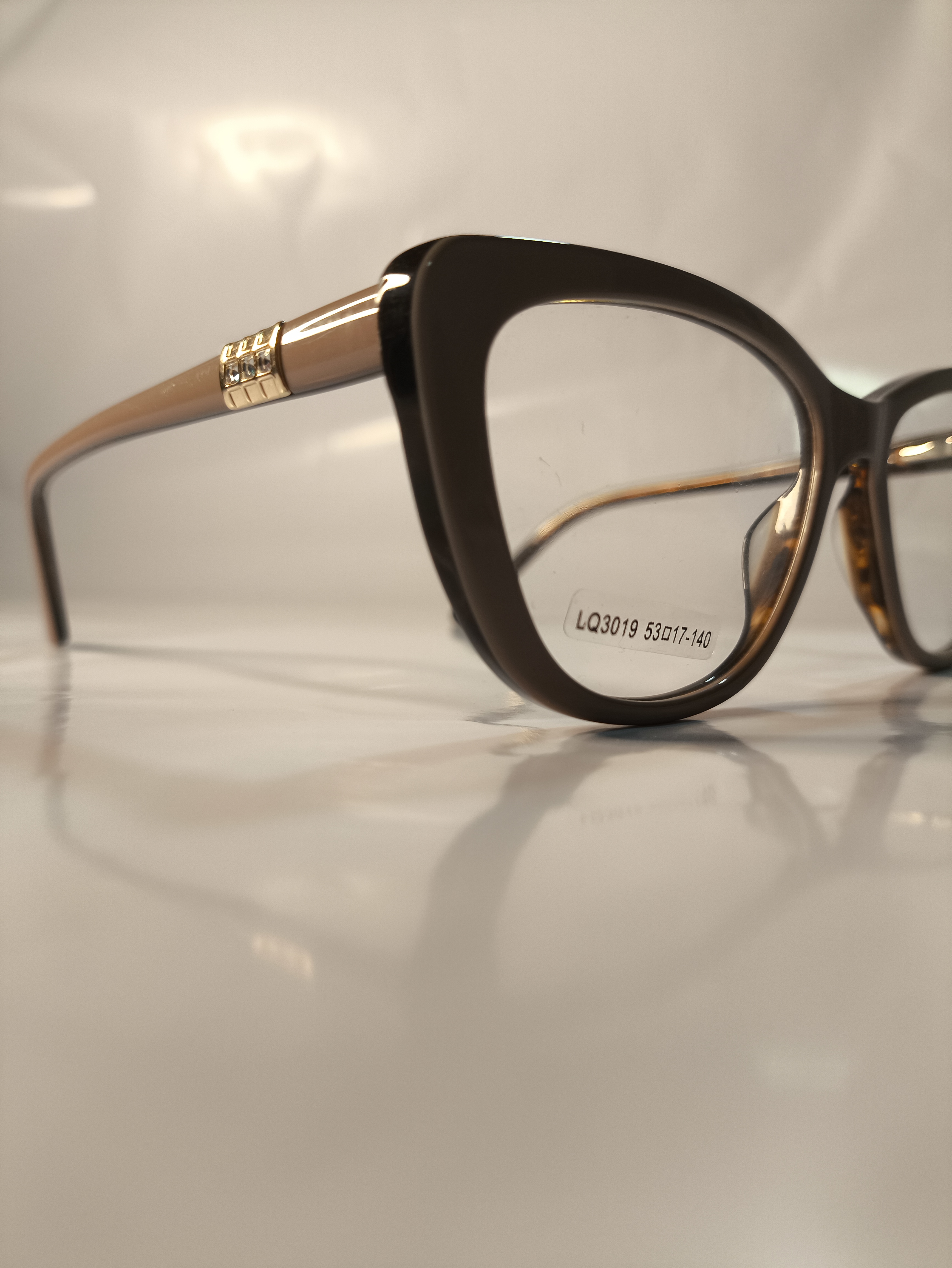 Armação feminina elegante com detalhes dourados